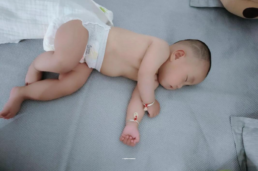 曹县宝宝睡觉爱翻身
